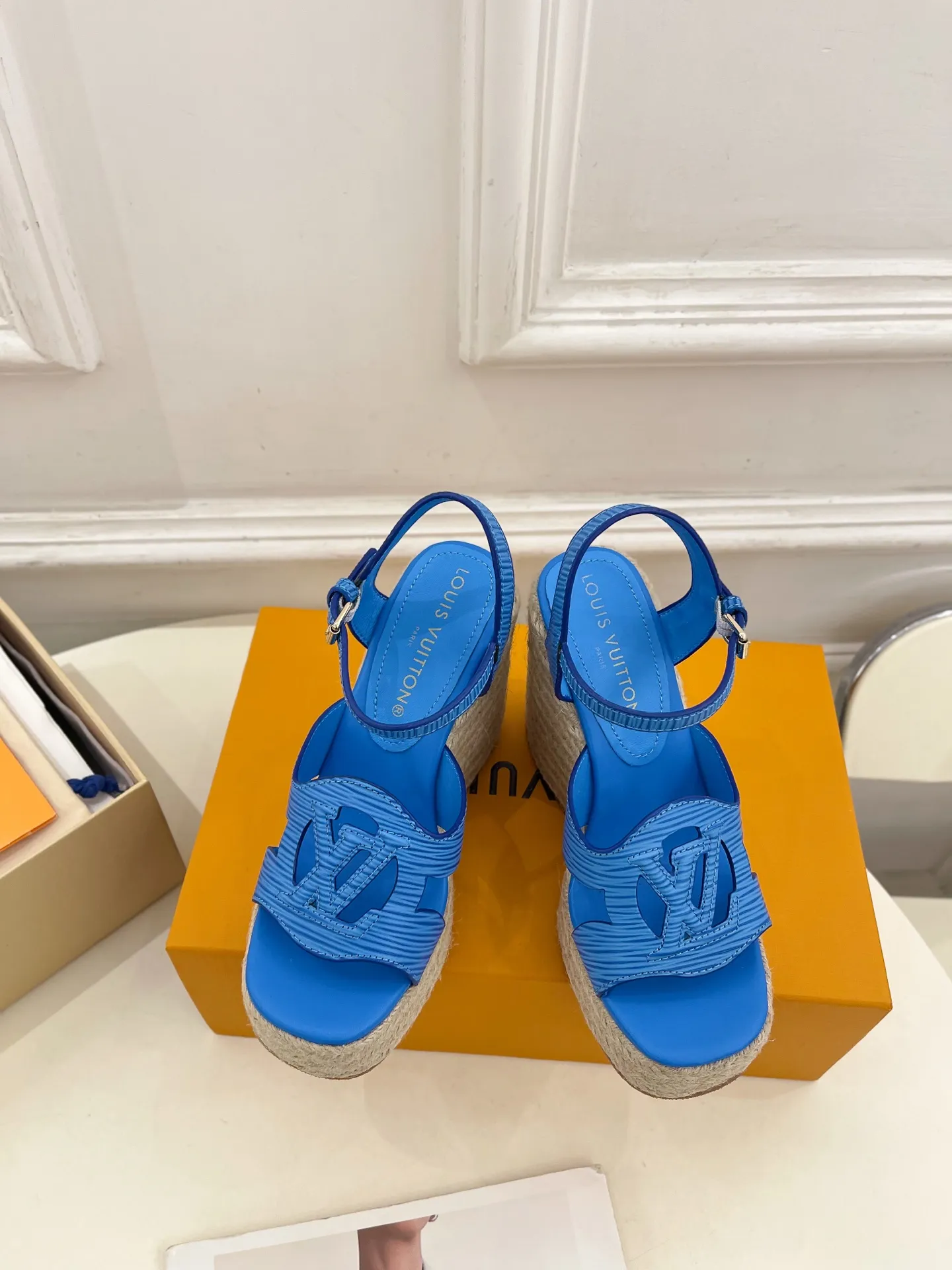 👟👟Ex-factory price 640👟👟 LV | Louis Vuitton 25𝐬𝐬 🧡💚2025 spring and summer new style top version‼ ️The original version is the same. The counter focuses on the latest LV ISOLA hollow hemp rope wedge sandals. New hard goods. ❥BS purchasing level! Full of high-end feel! A popular model among bloggers at home and abroad, it’s retro and fashionable and looks amazing on your feet! Mainly recommended model on the official website★ ━━━━━ ЅᏇєєt ━━━━━ ▪️Upper: original customized calfskin ▪️Lining: imported sheepskin ▪️Outsole: original molded outsole ▪️Heel height: 12cm, water platform 3.5cm ▪️Shoe size: 35-39 (40, 41 customized)